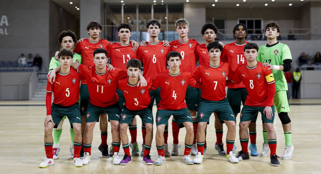 Seleção sub-17 de futsal de Portugal, com Dinis Paulo, o segundo a contar da esquerda na fila de cima - foto: FPF