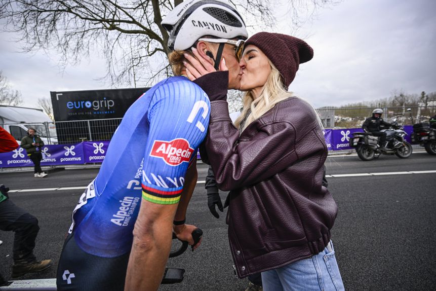 Corredor neerlandês premiado pela mulher à chegada a  Nivone     Fotografia Imago