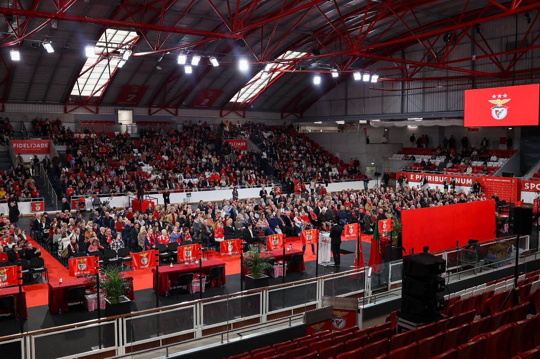Sessão solene de entrega dos Anéis de Platina e dos Emblemas de Dedicação de Ouro e de Prata aos sócios que completaram 75, 50 e 25 anos de filiação (foto: SLB)