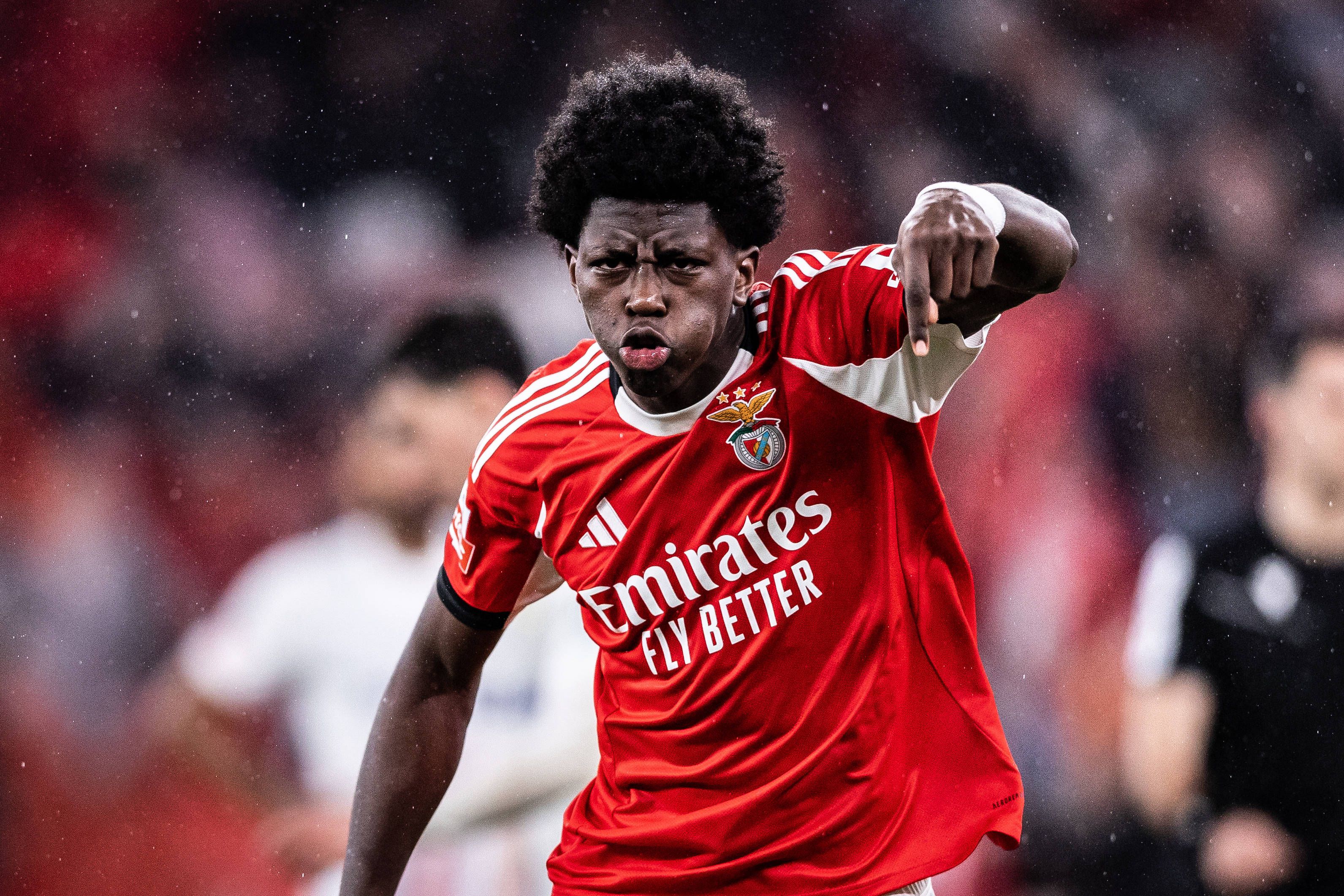 Não faltará mais nada a Anísio Cabral, ponta de lança do Benfica, para ter uma época de sonho. Campeão do mundo sub-17 meses após o título europeu no mesmo escalão, e a estreia na equipa principal do Benfica, onde leva dois golos em... 28 minutos.