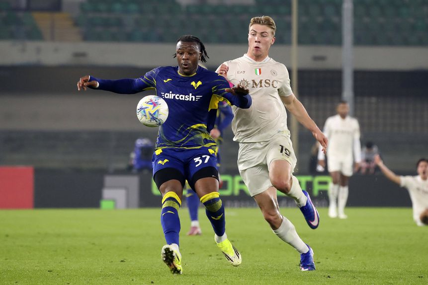 Armel Bella-Kotchap e Rasmus Hojlund em ação no Hellas Verona-Nápoles