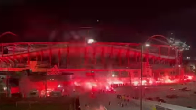 Adeptos celebram 122.º aniversário do Benfica com 'show' de pirotecnia