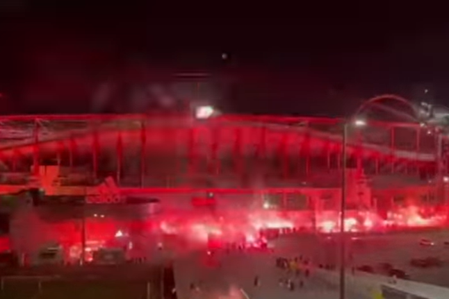 Adeptos celebram 122.º aniversário do Benfica com 'show' de pirotecnia
