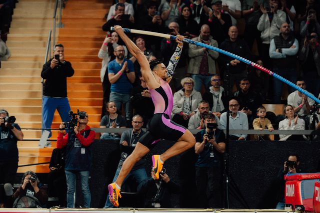 Salto com vara: Karalis bate recorde do Mundo… dos terrestres (vídeo)