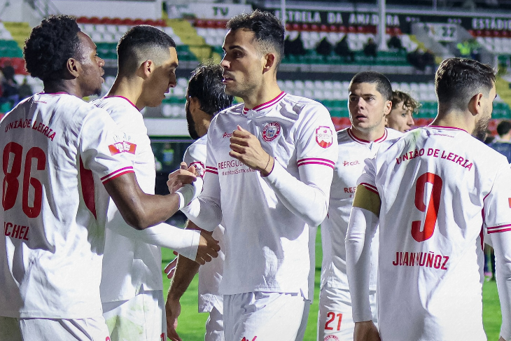Festa dos jogadores do emblema da cidade do Lis após o triunfo sobre os algarvios - Foto: UD Leira
