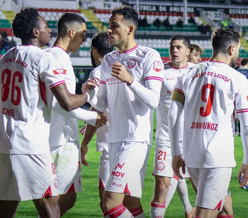 Festa dos jogadores do emblema da cidade do Lis após o triunfo sobre os algarvios - Foto: UD Leira