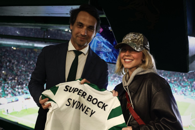 Sydney Sweeney ao lado de André Bernardo com uma camisola do Sporting - Foto: Sporting