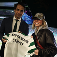 Sydney Sweeney ao lado de André Bernardo com uma camisola do Sporting - Foto: Sporting
