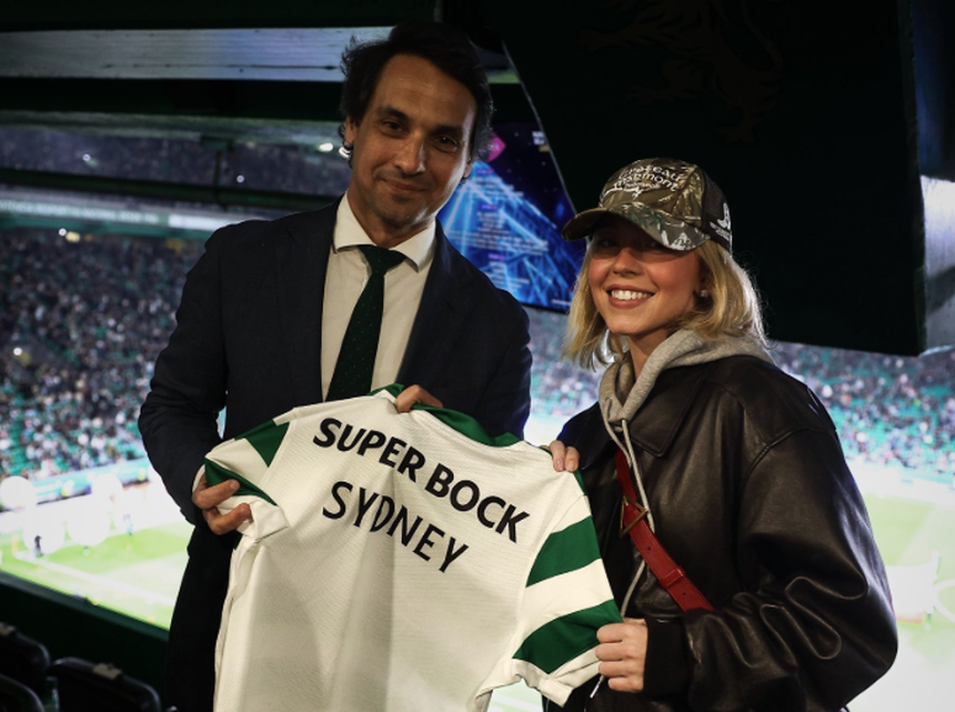 Sydney Sweeney ao lado de André Bernardo com uma camisola do Sporting - Foto: Sporting