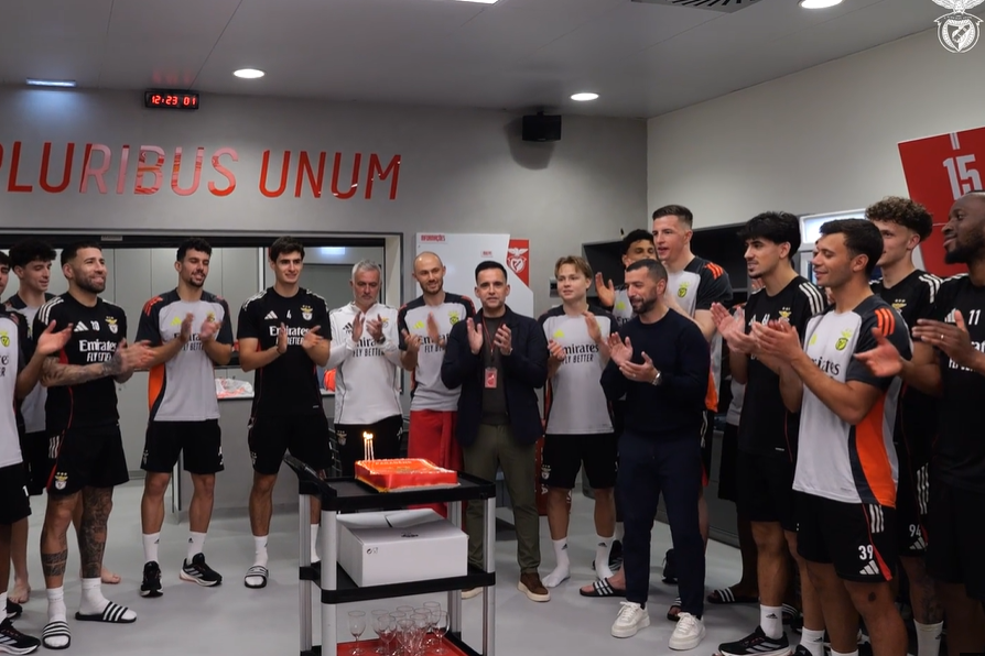 Plantel do Benfica canta parabéns no balneário (foto: SL Benfica)