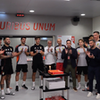 Plantel do Benfica canta parabéns no balneário (foto: SL Benfica)