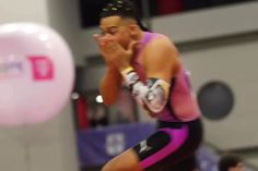 Karalis mostra como se festeja uma entrada na história do salto com vara