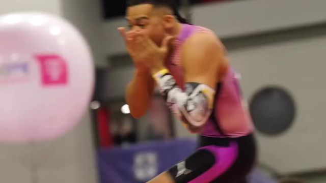 Karalis mostra como se festeja uma entrada na história do salto com vara