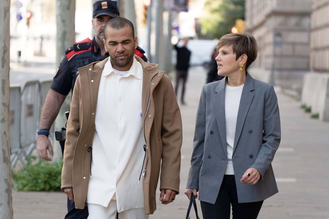 Dani Alves apresenta-se em tribunal: «Violador de m...» (vídeo)