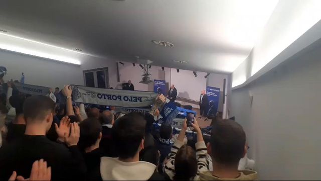 A receção a Pinto da Costa à chegada a Felgueiras