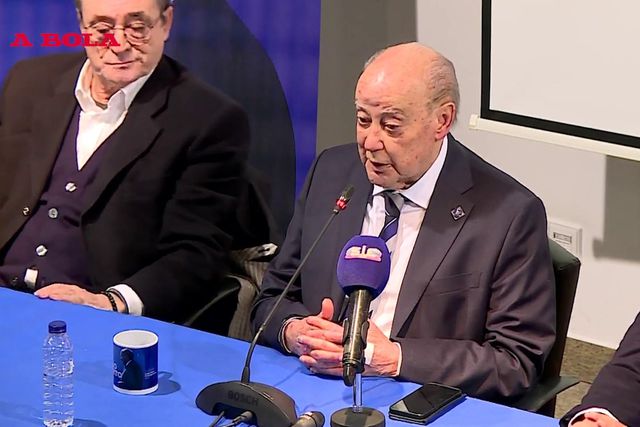 António Oliveira ao lado de Pinto da Costa em Felgueiras