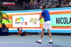Nicolás Jarry acerta em apanha-bolas durante o aquecimento
