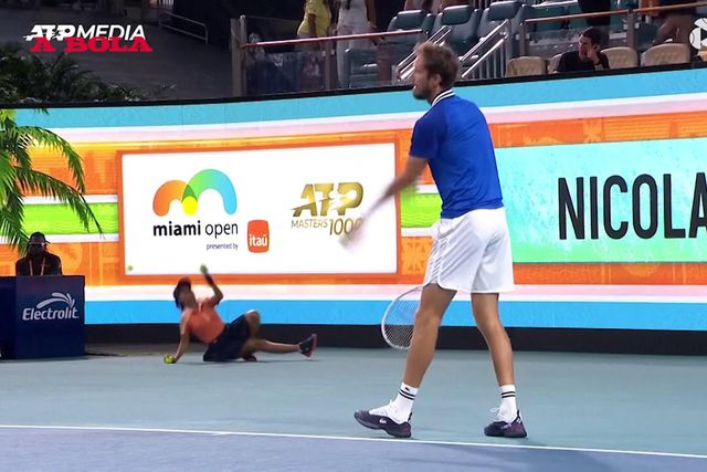 Nicolás Jarry acerta em apanha-bolas durante o aquecimento