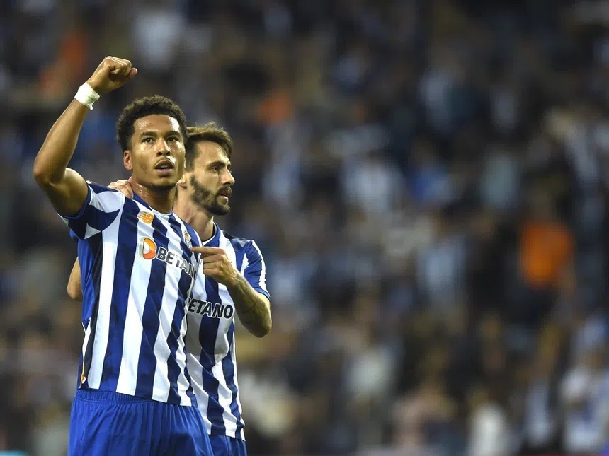 Namaso FORA! Dragão cospe fogo, literalmente