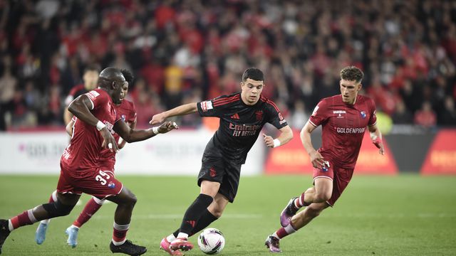 Amdouni rodeado por jogadores do Gil Vicente