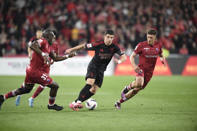 Amdouni rodeado por jogadores do Gil Vicente
