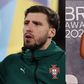 Montagem de duas fotos, uma Rúben Dias a jogar por Portugal  e outra Maya Jama nos Brit Awards 2025
