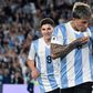 Enzo Fernández a celebrar o segundo golo da Argentina ao Brasil e a beijar o símbolo