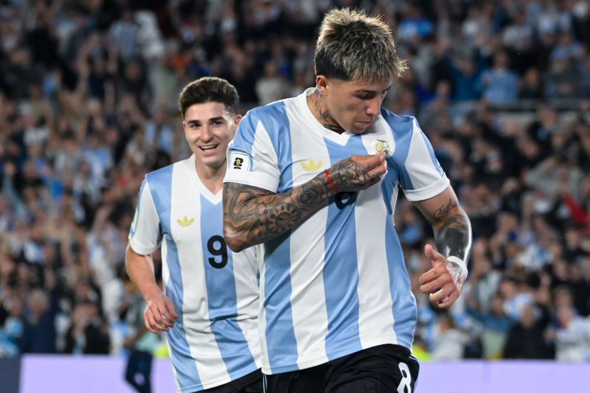 Enzo Fernández a celebrar o segundo golo da Argentina ao Brasil e a beijar o símbolo