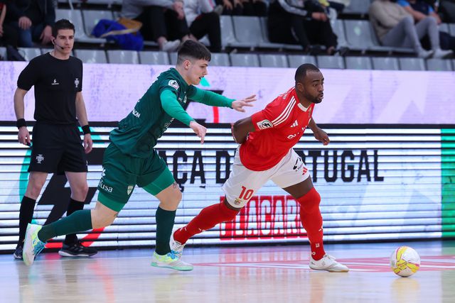 Benfica começou mal, mas depressa virou para confirmar dérbi na final da Taça
