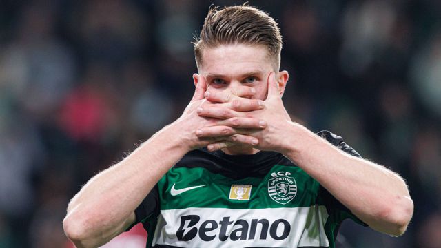 Gyokeres, avançado do Sporting, comemora, com o gesto da máscara, um dos quatro golos que apontou ao Estrela da Amadora no 5-1 do encontro da primeira volta da Liga Portugal Betclic