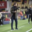 César Peixoto dá instruções à equipa do Gil Vicente no jogo com o Benfica