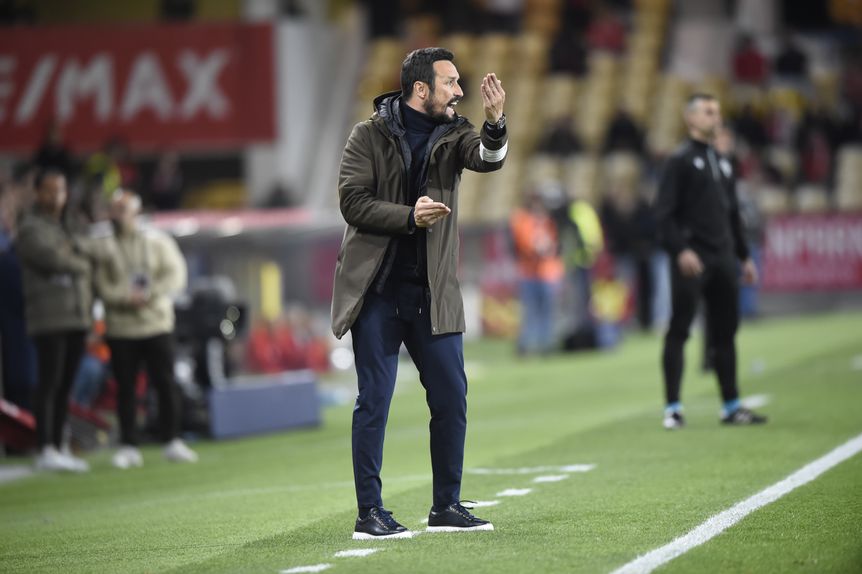 César Peixoto dá instruções à equipa do Gil Vicente no jogo com o Benfica