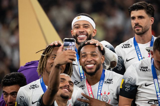 Memphis Depay festeja título estadual de São Paulo com o Corinthians