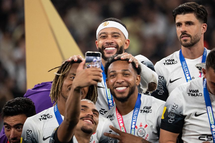 Memphis Depay festeja título estadual de São Paulo com o Corinthians