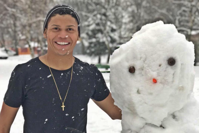 Evanilson tira uma foto com um boneco de neve na Eslováquia
