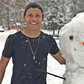 Evanilson tira uma foto com um boneco de neve na Eslováquia