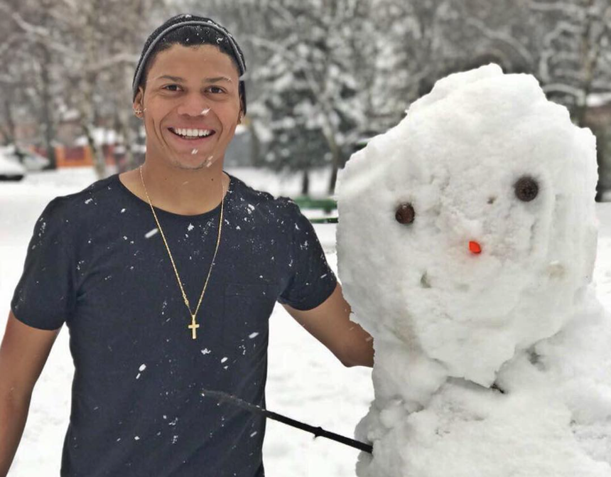 Evanilson tira uma foto com um boneco de neve na Eslováquia