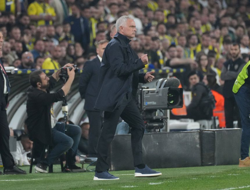José Mourinho, treinador do Fenerbahçe, a orientar mais um jogo em casa