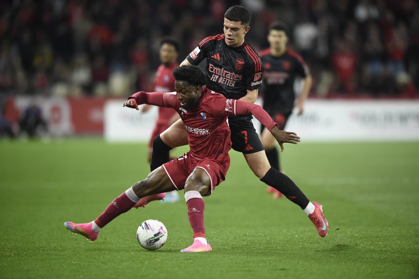 Sandro Cruz protege a bola de Amdouni