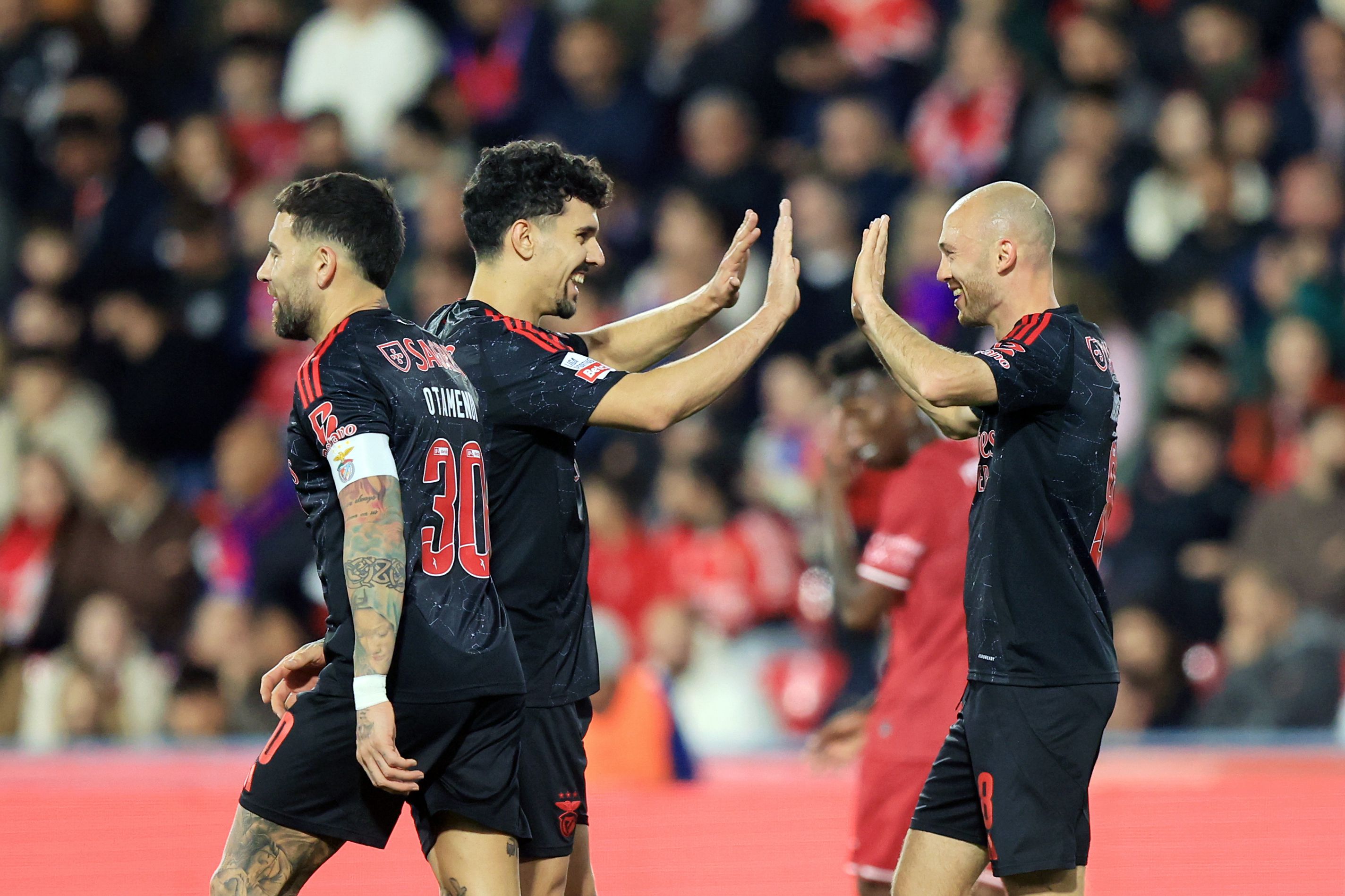 VÍDEO: Aursnes dá vantagem ao Benfica, mas o passe de Bruma...