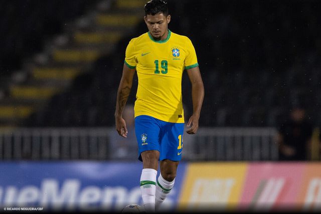 Galeno com a camisola da canarinha