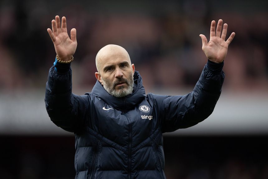 Enzo Maresca a agradecer o apoio dos adeptos do Chelsea presentes no Emirates