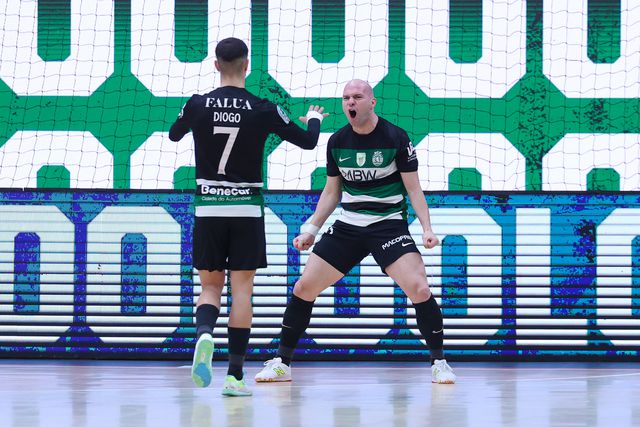 Taynan a celebrar o terceiro golo do Sporting na partida