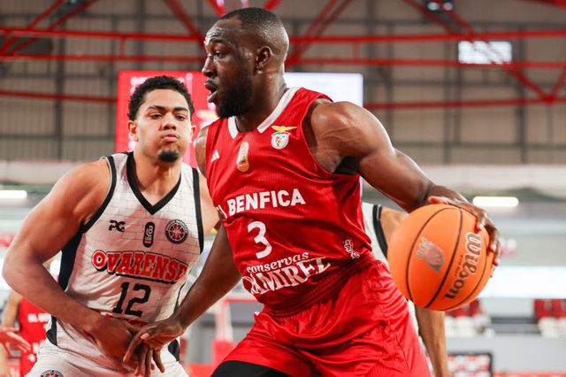 Temidayo Yussuf em ação — Foto: Benfica