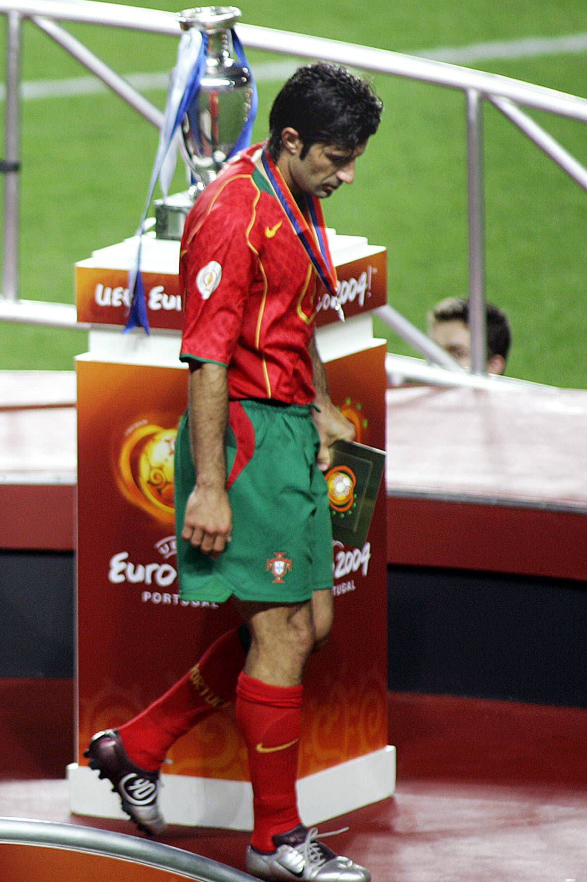 Desilusão de Luís Figo após derrota com Grécia na final do Euro 2004