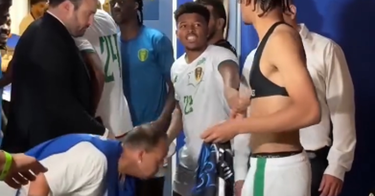 'Puxões' pelas camisolas argentinas: jogadores da Mauritânia disputaram brindes