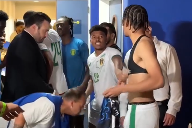 Jogadores da Mauritânia não quiseram perder a oportunidade de ficarem com camisolas argentinas