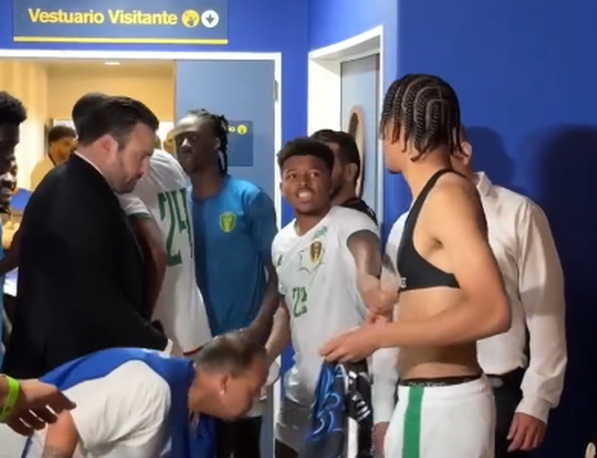 Jogadores da Mauritânia não quiseram perder a oportunidade de ficarem com camisolas argentinas