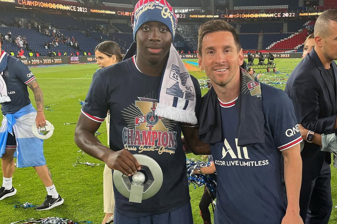 Djeidi Gassama com Messi no PSG a festejar título de campeão no PSG - Foto: Djeidi Gassama/Instagram