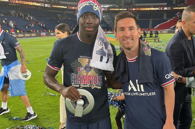 Djeidi Gassama com Messi no PSG a festejar título de campeão no PSG - Foto: Djeidi Gassama/Instagram